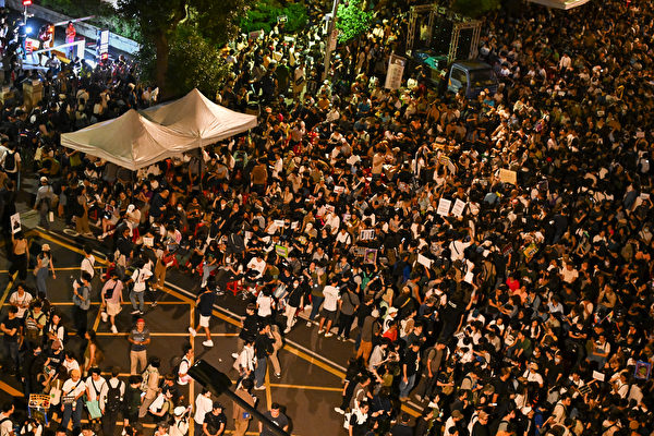 Tại đường Tế Nam bên ngoài Viện Lập pháp Đài Loan vẫn chật kín người biểu tình vào tối hôm 24/05. (Ảnh: Tống Bích Long/The Epoch Times)