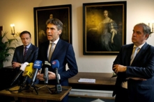 (Từ trái sang) Ông Bart de Wever, Thị trưởng thành phố Antwerp của Bỉ, ông Dick Schoof, điều phối viên chống khủng bố và an ninh quốc gia Hà Lan đương thời, và ông Bas Verkerk, Thị trưởng thành phố Delft, Hà Lan, trong cuộc họp báo sau một cuộc họp vào ngày 08/07/2014, tại Delft, Hà Lan. (Ảnh: Jerry Lampen/AFP/Getty Images)