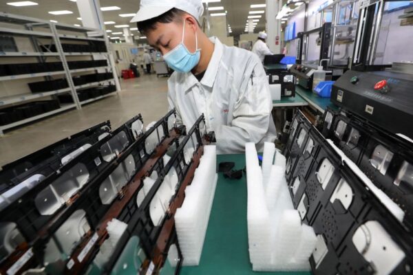 Một công nhân tại một nhà máy của Công ty TNHH Công ty Pin Xe điện Hân Vượng Đạt (Xinwangda), chuyên sản xuất pin lithium cho xe điện và các mục đích sử dụng khác, ở Nam Kinh, tỉnh Giang Tô phía đông Trung Quốc ngày 12/03/2021. (Ảnh: STR/AFP qua Getty Images)