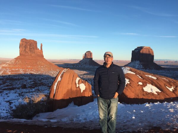Ông Chu Đức Dũng (Zhou Deyong) tại Thung lũng Tượng đài ở Quận Navajo, Arizona, vào tháng 01/2020. (Ảnh: Được đăng dưới sự cho phép của anh Chu Du (Zhou You))