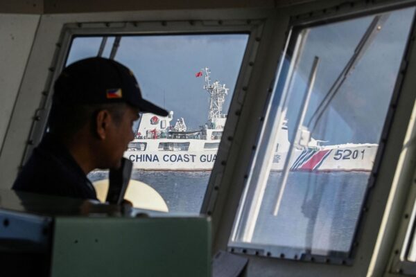 Một thành viên trên tàu của Lực lượng Tuần duyên Philippines BRP Malabrigo đang canh gác trong khi đang bị tuần duyên hạm của Trung Quốc theo dõi tại Bãi Cỏ Mây (Second Thomas Shoal) thuộc Quần đảo Trường Sa tại khu vực Biển Đông đang bị tranh chấp, vào ngày 23/04/2023. (Ảnh: Ted Ajibe/AFP qua Getty Images)