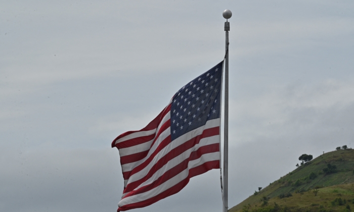 Quốc kỳ Mỹ tại tòa nhà Đại sứ quán Hoa Kỳ trong một ảnh tư liệu. (Ảnh: Adek Berry/AFP qua Getty Images)