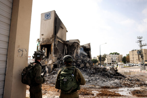Binh sĩ Israel nhìn vào tàn tích của một đồn cảnh sát, nơi diễn ra một trận chiến sau vụ xâm lược hàng loạt của các tay súng Hamas từ Dải Gaza, ở Sderot, miền nam Israel, vào ngày 08/10/2023. (Ảnh: Reuters/Ronen Zvulun)