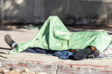 Người vô gia cư ở San Diego, California, vào ngày 04/10/2023. (Ảnh: John Fredricks/The Epoch Times)