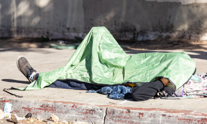 Người vô gia cư ở San Diego, California, vào ngày 04/10/2023. (Ảnh: John Fredricks/The Epoch Times)