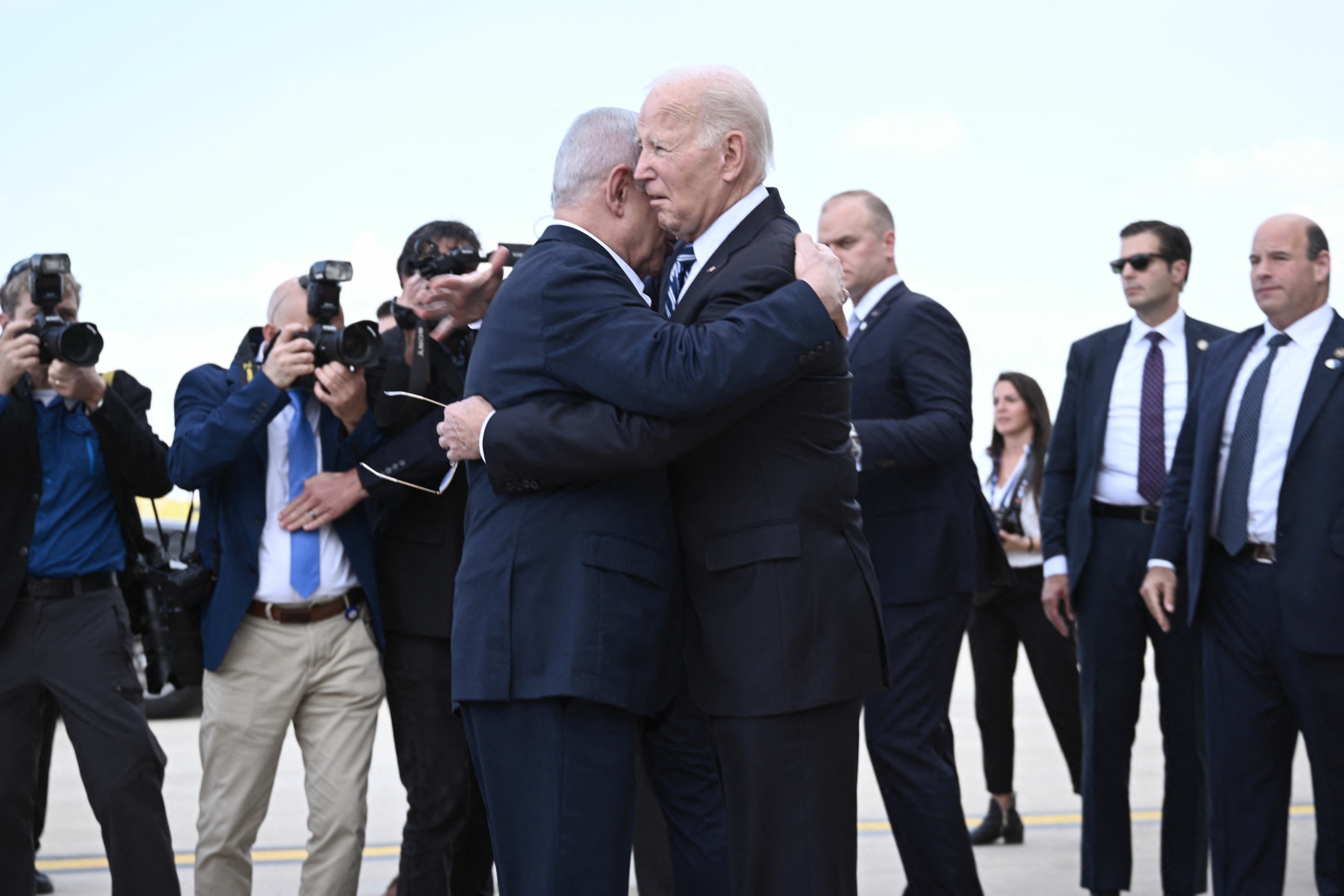 Thủ tướng Israel Benjamin Netanyahu (bên trái) ôm Tổng thống Hoa Kỳ Joe Biden khi ông Biden đáp xuống phi trường Ben Gurion của Tel Aviv, vào ngày 18/10/2023. (Ảnh: Brendan Smialowski/AFP qua Getty Images)