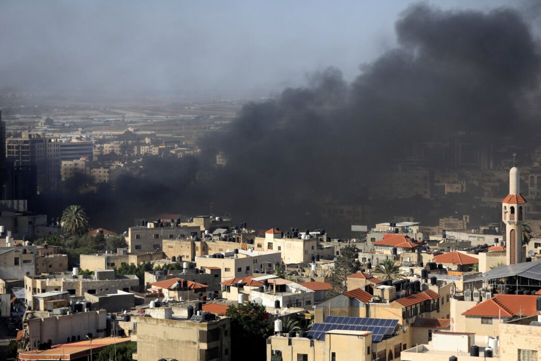 Khói đen bốc lên từ trại tị nạn người Palestine Jenin trong cuộc đụng độ với quân đội Israel ở Tây Ngạn do Israel kiểm soát vào ngày 09/11/2023. (Ảnh: Zain Jaafar/AFP qua Getty Images)