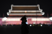 Một cảnh sát bán quân sự đứng gác tại Quảng trường Thiên An Môn sau một phiên họp toàn thể của Quốc hội tại Đại lễ đường Nhân dân liền kề ở Bắc Kinh vào ngày 11/03/2018. (Ảnh:Greg Baker/AFP qua Getty Images)