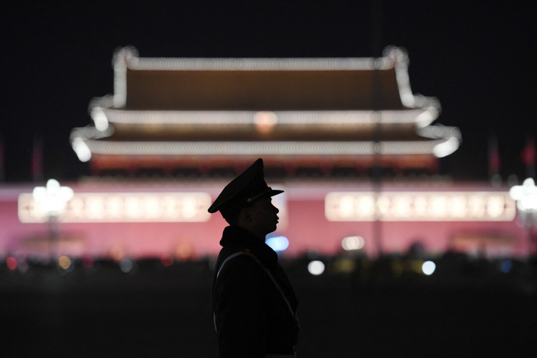 Một cảnh sát bán quân sự đứng gác tại Quảng trường Thiên An Môn sau một phiên họp toàn thể của Quốc hội tại Đại lễ đường Nhân dân liền kề ở Bắc Kinh vào ngày 11/03/2018. (Ảnh:Greg Baker/AFP qua Getty Images)