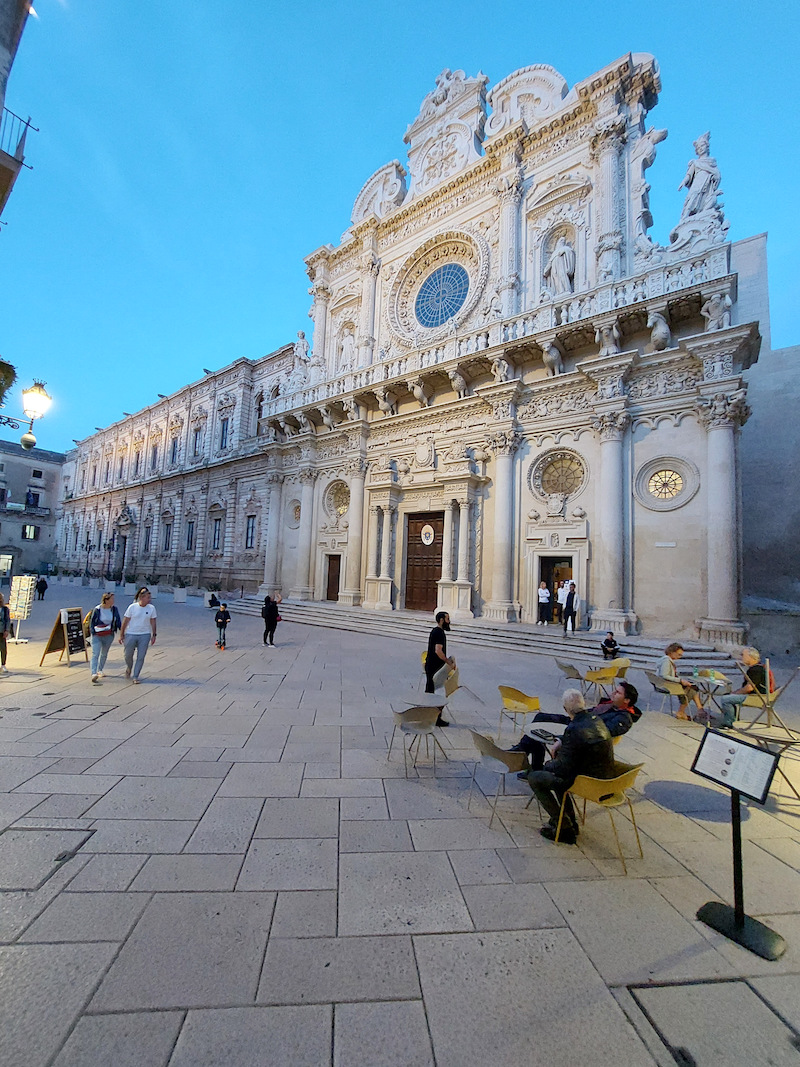 Hoàng hôn buông xuống bên Vương cung thánh đường Santa Croce. (Ảnh: Kevin Revolinski)