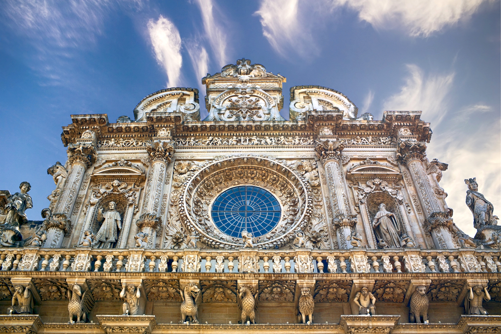 Vương cung thánh đường Santa Croce phong cách Baroque nổi tiếng với mặt tiền trang trí lộng lẫy. (Ảnh: DeltaOFF/Shutterstock)