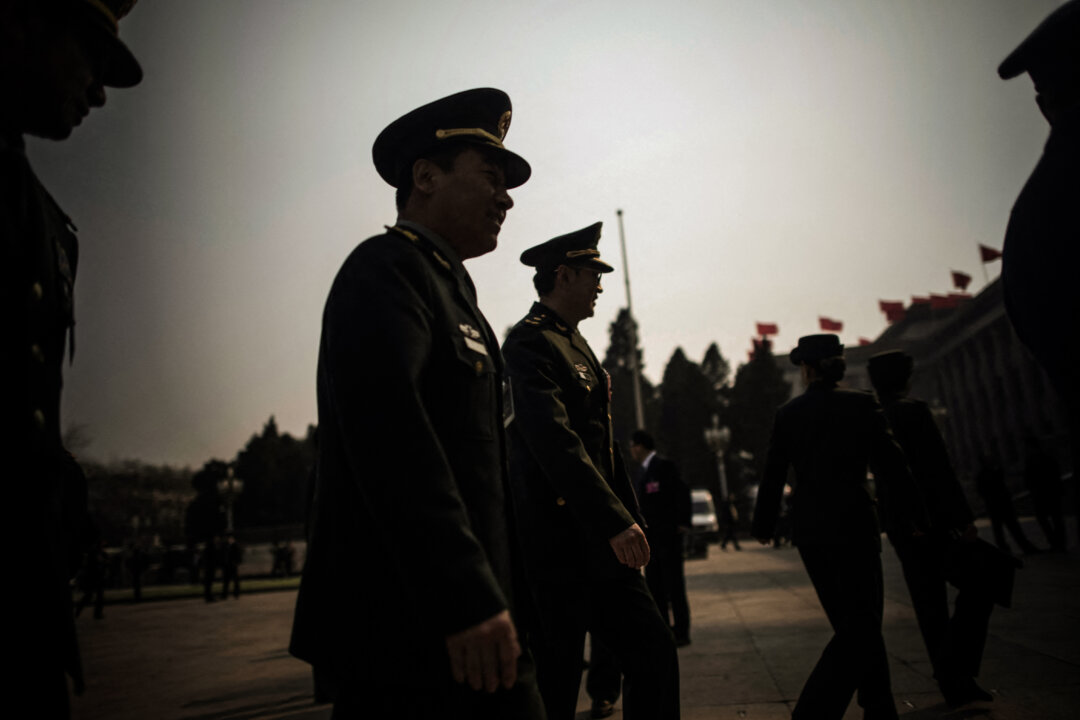 Các đại biểu quân sự đến dự kỳ họp thứ ba của Hội nghị Hiệp thương Chính trị Nhân dân Trung Quốc tại Đại lễ đường Nhân dân ở Bắc Kinh, ngày 10/03/2018. Lãnh đạo ĐCSTQ Tập Cận Bình đang tăng cường kiểm soát giới lãnh đạo đảng cũng như quân đội Trung Quốc. (Ảnh: Fred Dufour/AFP qua Getty Images)