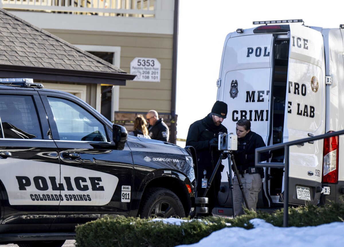 Các nhà điều tra và sĩ quan của Sở Cảnh sát Colorado Springs trả lời cuộc gọi 911 báo cáo về một vụ trộm nơi họ phát hiện trẻ em tử vong trong một căn hộ thuộc khu phức hợp Palomino Ranch Point ở Colorado Springs, Colorado, vào ngày 19/12/2023. (Ảnh: Parker Seibold/The Gazette qua AP)