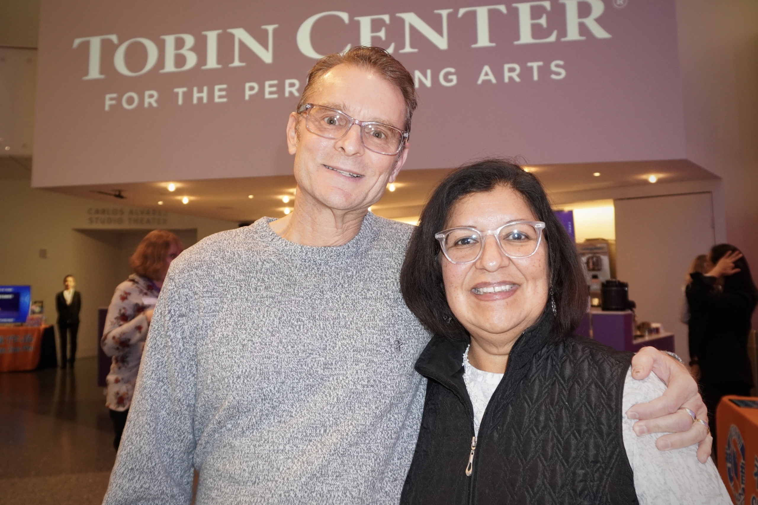 Ông Joe và bà Linda Tedesco thưởng thức Nghệ thuật Biểu diễn Shen Yun tại Trung tâm Nghệ thuật Biểu diễn Tobin ở thành phố San Antonio, tiểu bang Texas hôm 13/01/2024. (Ảnh: Sally Sun/The Epoch Times)
