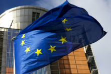 Cờ Liên minh Âu Châu (EU) tung bay bên ngoài trụ sở Ủy ban EU, tại Brussels, Bỉ, ngày 01/02/2023 (Ảnh: Yves Herman/Reuters)