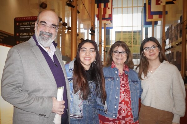 Ông Marcos Peralta cùng phu nhân Fabiana Peralta, và hai cháu gái sinh đôi thưởng thức Shen Yun tại Nhà hát Opera Trung tâm Kennedy ở Hoa Thịnh Đốn hôm 27/01/2024. (Ảnh: Sherry Dong/The Epoch Times)