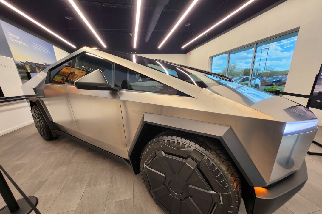 Một chiếc Tesla nằm trong phòng trưng bày tại đại lý Tesla ở Phoenix, Arizona, hôm 01/02/2024. (Ảnh: Allan Stein/The Epoch Times).