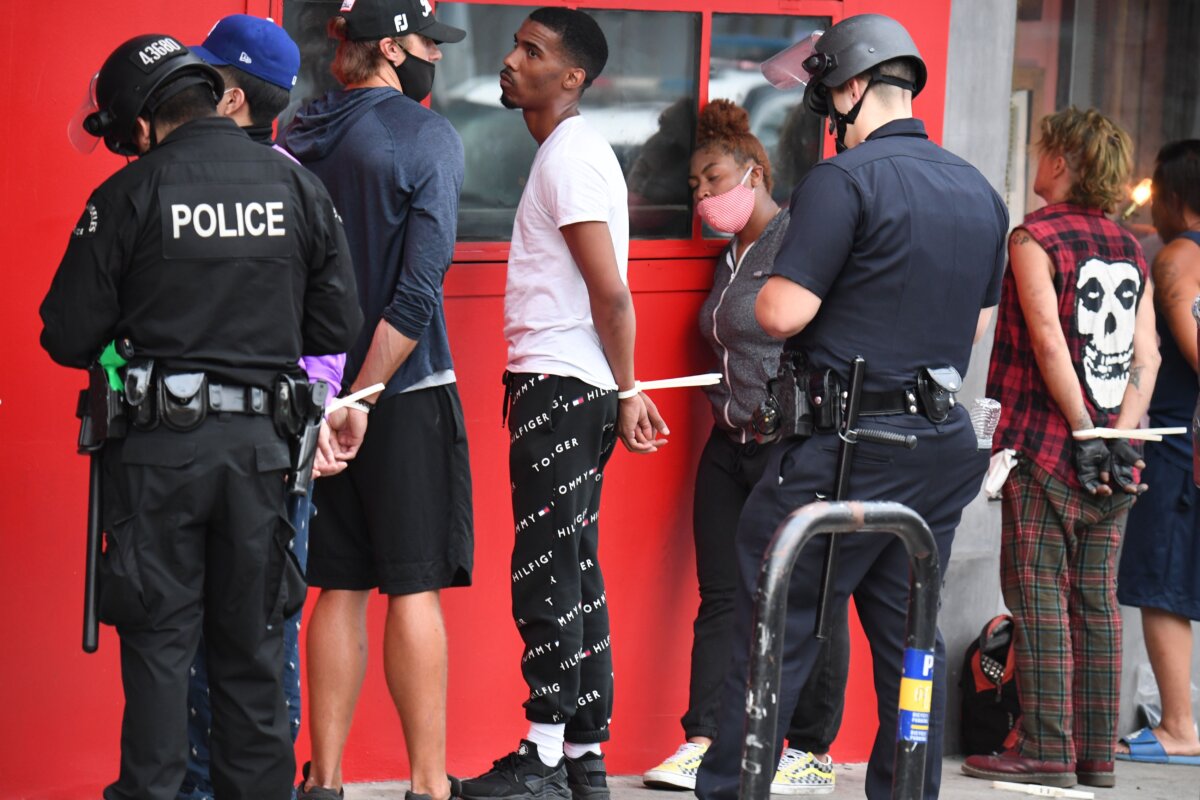 Nhiều người bị bắt giữ tại Hollywood, California, vào ngày 01/06/2020, khi đêm giới nghiêm thứ ba diễn ra sau vụ cướp bóc trong bối cảnh nhiều ngày biểu tình nhằm chỉ trích ca tử vong của George Floyd ở Minneapolis. (Ảnh: Robyn Beck/AFP qua Getty Images)