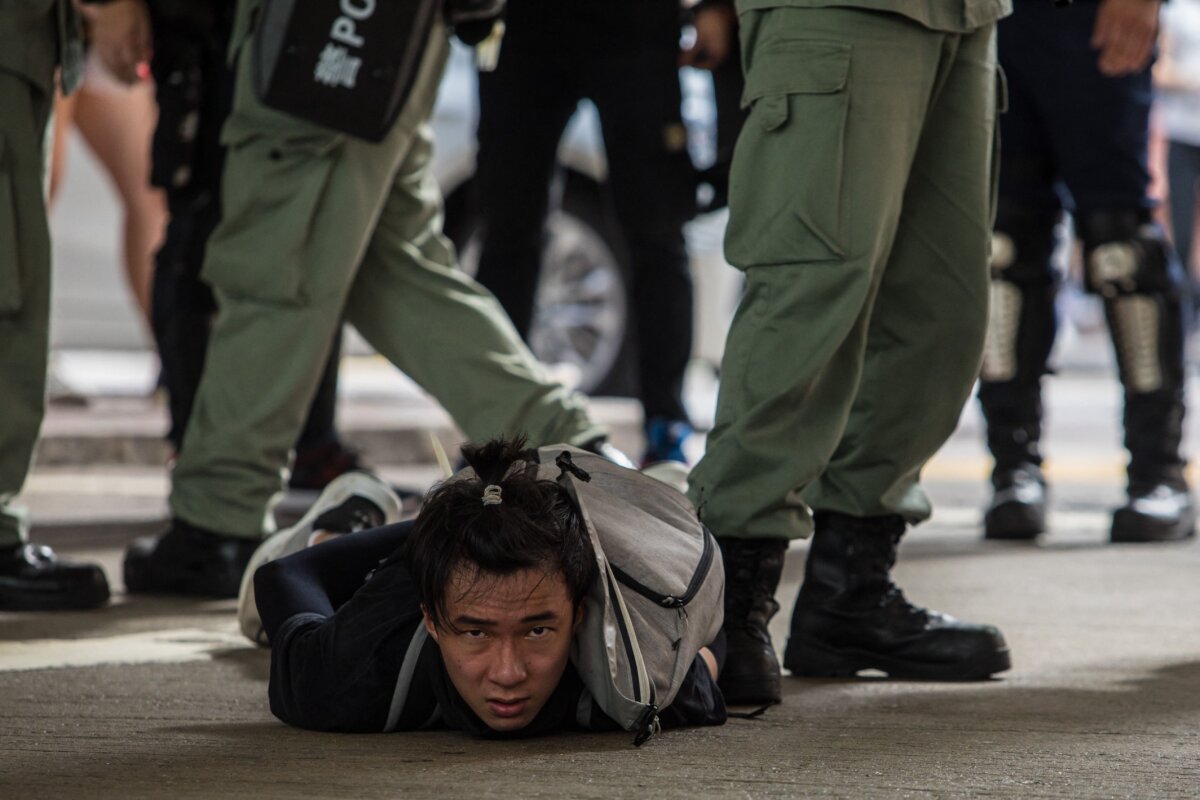 Cảnh sát chống bạo động bắt giữ một người đàn ông khi họ giải tán những người biểu tình tham gia cuộc biểu tình phản đối luật an ninh quốc gia mới ở Hồng Kông hôm 01/07/2020, nhân kỷ niệm 23 năm thành phố được bàn giao từ Anh sang Trung Quốc. (Ảnh: Dale De La Rey/AFP qua Getty Images)