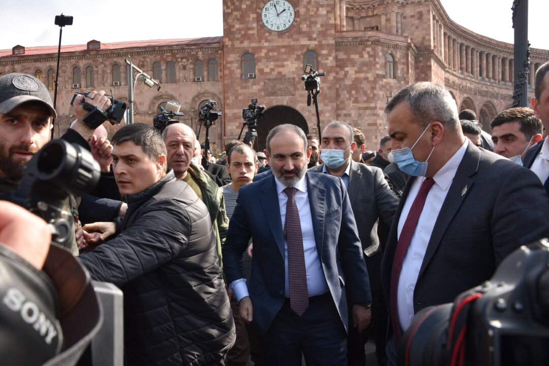 Thủ tướng Armenia Nikol Pashinyan gặp gỡ những người ủng hộ ông đang tập trung tại Quảng trường Cộng hòa ở trung tâm thành phố Yerevan vào ngày 25/02/2021. (Ảnh: Karen Minassyan/AFP qua Getty Images)