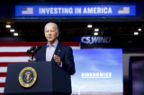 Tổng thống Joe Biden trình bày về Bidenomics tại CS Wind, ở Pueblo, Colorado, ngày 29/11/2023. (Ảnh: Michael Ciaglo/Getty Images)