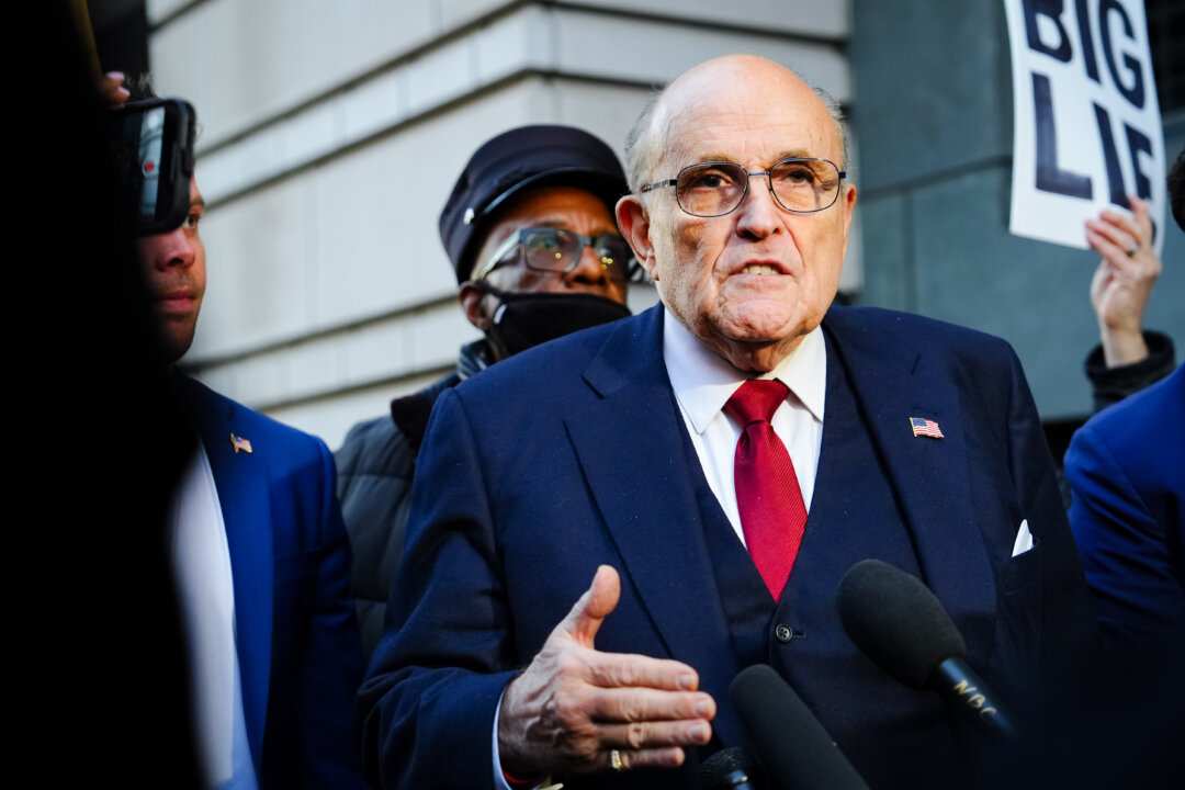 Ông Rudy Giuliani, cựu luật sư của cựu Tổng thống Donald J. Trump, rời Tòa Địa hạt Liên bang E. Barrett Prettyman sau phiên thảo luận của bồi thẩm đoàn ở Hoa Thịnh Đốn vào ngày 15/12/2023. (Ảnh: Madalina Vasiliu/The Epoch Times)
