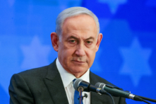 Thủ tướng Israel Benjamin Netanyahu đọc bài diễn văn tại Hội nghị Chủ tịch các Tổ chức Do Thái Lớn của Mỹ, trong bối cảnh cuộc xung đột giữa Israel và nhóm khủng bố Hamas vẫn đang diễn ra, tại Jerusalem hôm 18/02/2024. (Ảnh: Ronen Zvulun/Reuters)