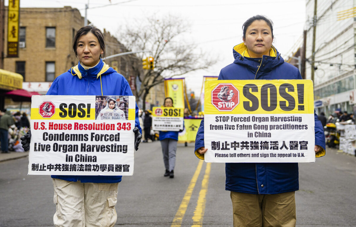 Các học viên Pháp Luân Công diễn hành ở Brooklyn, thành phố New York, nêu bật cuộc đàn áp đức tin của chính quyền Trung Quốc, vào ngày 26/02/2023. (Ảnh: Chung I Ho/The Epoch Times)