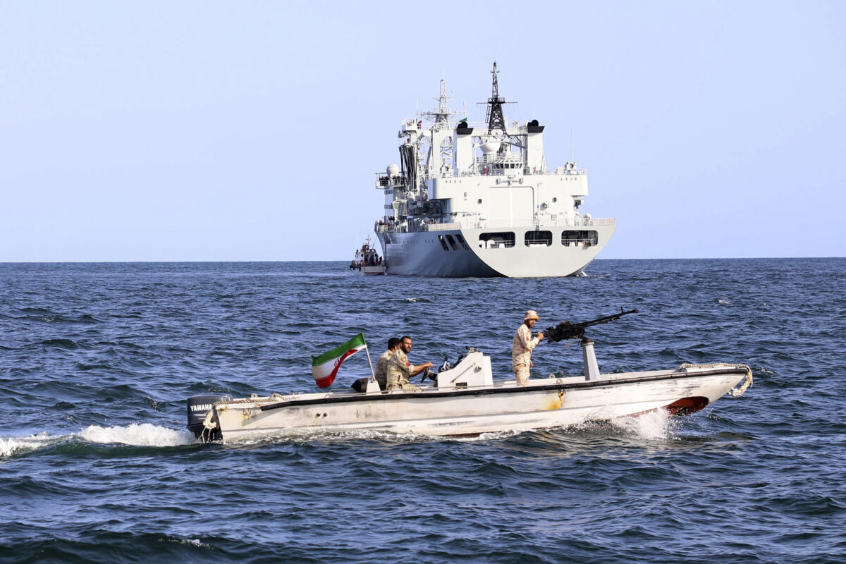 Một tàu quân sự của Iran tuần tra khi một chiến hạm đi vào vùng biển Iran trước khi bắt đầu cuộc tập trận hải quân chung giữa Iran, Nga, và Trung Quốc ở Ấn Độ Dương, hôm 12/03/2024. (Ảnh: Quân đội Iran qua AP)
