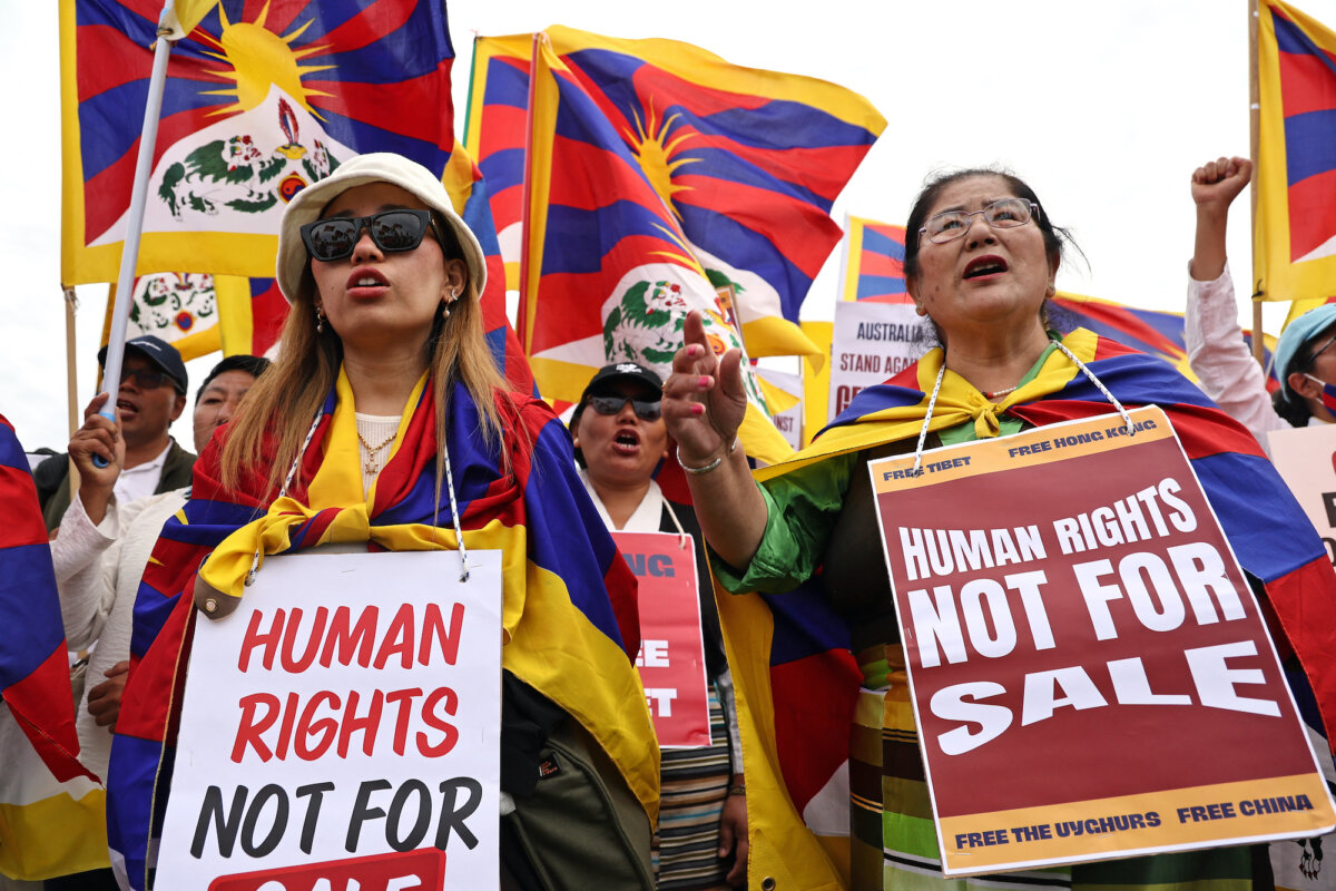 Các thành viên của cộng đồng người Úc gốc Tây Tạng cầm cờ và biểu ngữ khi họ phản đối tại một cuộc biểu tình do Liên minh Nạn nhân của Chính quyền Cộng sản Trung Quốc tổ chức bên ngoài Tòa nhà Quốc hội ở Canberra, hôm 20/03/2024. (Ảnh: David Gray/AFP qua Getty Images)
