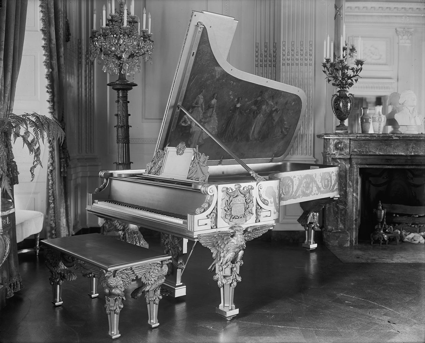 Cây đại dương cầm Steinway thứ 100,000, do kỹ sư Joseph và Richard Hunt thiết kế với bức tranh ngụ ngôn của họa sỹ Thomas W. Dewing, là cây đàn dương cầm nguyên bản của Tòa Bạch Ốc. Ảnh của nhiếp ảnh gia Harris & Ewing vào đầu thế kỷ 20. Thư viện Quốc hội. (Ảnh: Tư liệu công cộng)