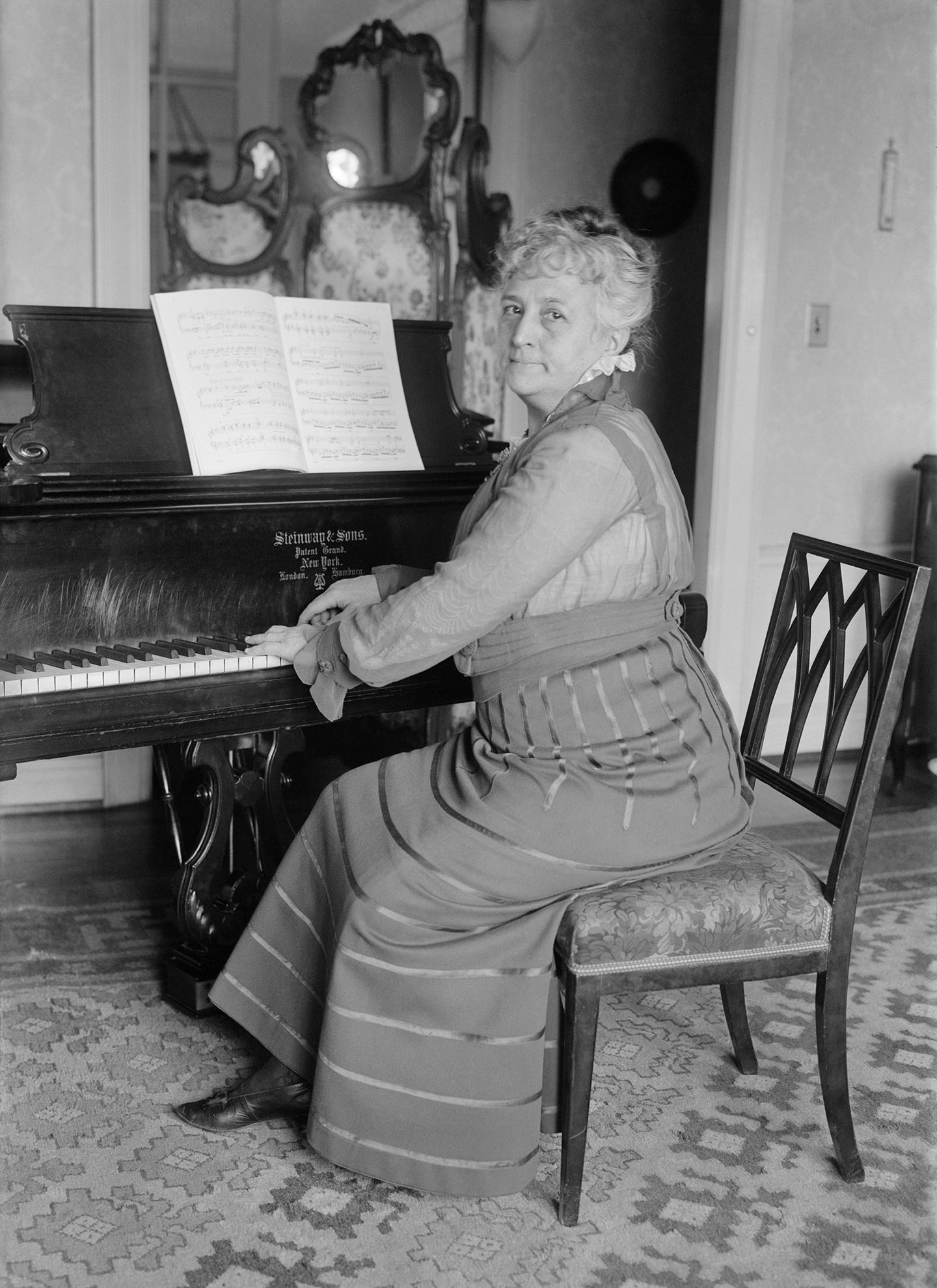 Nghệ sỹ đàn dương cầm cổ điển, giọng nữ cao, và nhà soạn nhạc Teresa Carreño ngồi bên cây dương cầm Steinway & Sons, vào khoảng đầu thế kỷ 20. Thư viện Quốc hội. (Ảnh: Tư liệu công cộng)