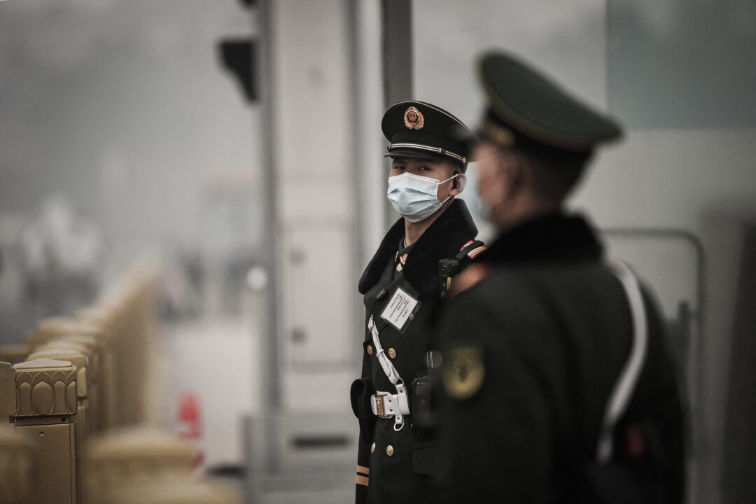 Cảnh sát bán quân sự đứng gác trên Quảng trường Thiên An Môn ở Bắc Kinh vào ngày 10/03/2021. (Ảnh: Noel Celis/AFP qua Getty Images)