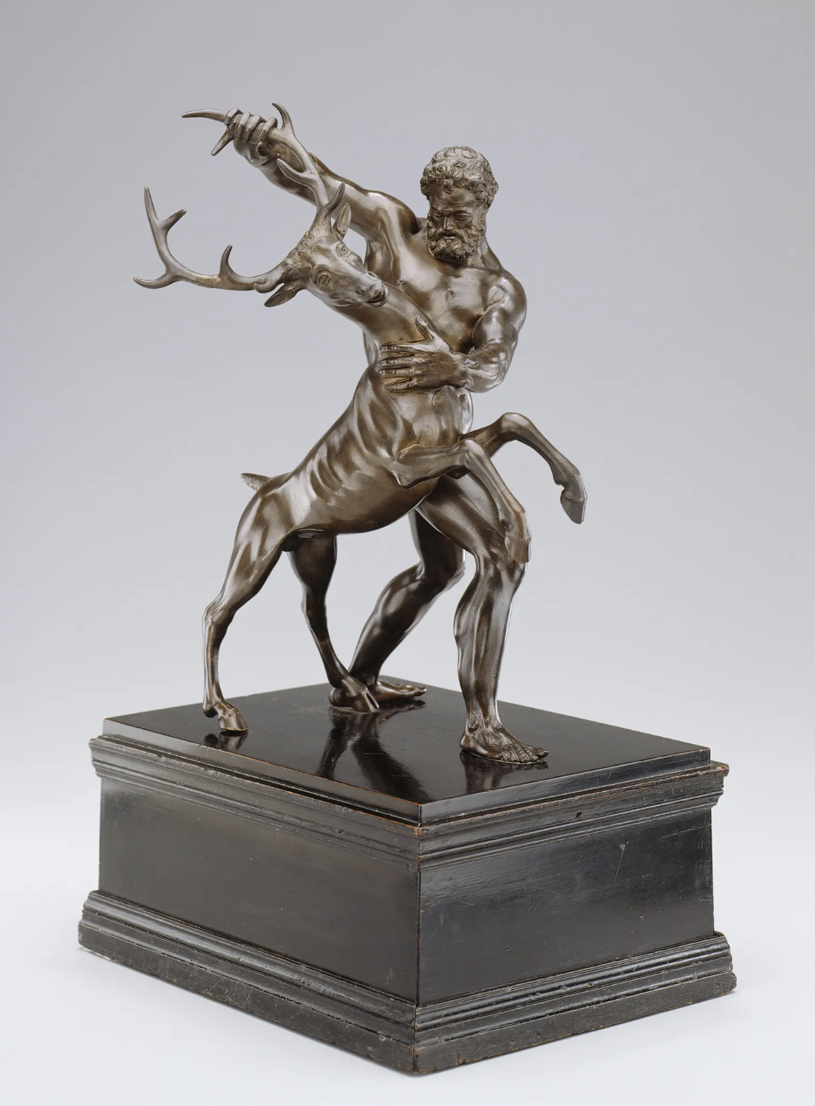 Tác phẩm điêu khắc bằng đồng “Hercules and the Arcadian Stag” (Hercules và Hươu Arcadian) đầu thế kỷ 17, của nghệ sỹ Antonio Susini, phỏng theo tác phẩm của nghệ sỹ Giovanni da Balogna. Quà tặng của bà Ralph Harman Booth, Viện Nghệ thuật Detroit. (Ảnh: Tư liệu công cộng)