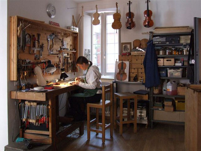 Xưởng của bà Hildegard Dodel, một nghệ nhân làm đàn ở thành phố Cremona, Ý. (Ảnh: Tư liệu công cộng)
