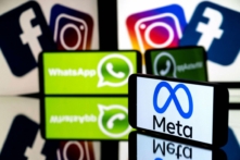 Một chiếc điện thoại thông minh và một màn hình máy điện toán hiển thị logo của Instagram, Facebook, WhatsApp, và công ty mẹ Meta của các nền tảng này ở Toulouse, tây nam nước Pháp, vào ngày 12/01/2023. (Ảnh: Lionel Bovaventure/AFP qua Getty Images)