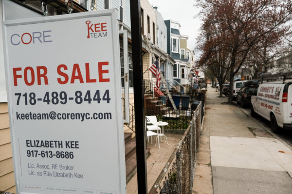 Một ngôi nhà được rao bán ở Brooklyn, một khu phố với số lượng nhà ở loại single-family có hạn ở New York hôm 31/03/2021. (Ảnh: Spencer Platt/Getty Images)