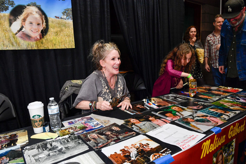 Nữ diễn viên Melissa Gilbert ký tặng người hâm mộ trong buổi gặp mặt dàn diễn viên và lễ kỷ niệm 50 năm bộ phim “Ngôi Nhà Nhỏ trên Thảo Nguyên”, ở thành phố Simi Valley, tiểu bang California vào ngày 23/03/2024. (Ảnh: VALERIE MACON / AFP qua Getty Images)