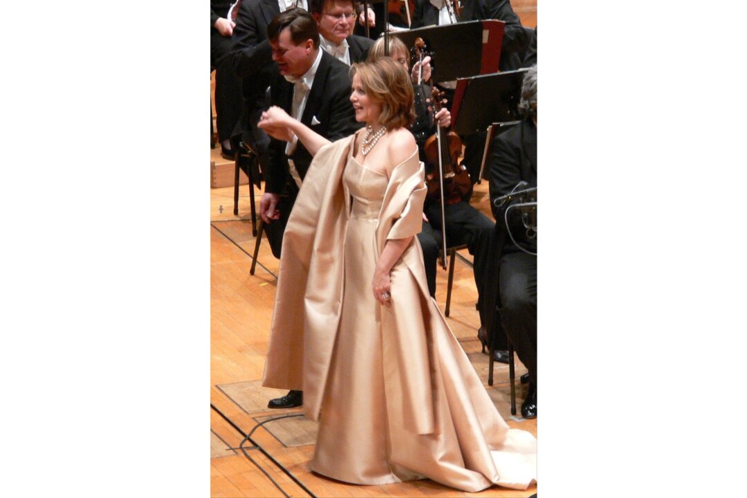 Nữ ca sỹ nổi tiếng gần đây: Renée Fleming và nhạc trưởng Christian Thielemann, sau một buổi hòa nhạc tại Nhà hát Giao hưởng ở Gasteig, nước Đức. (Ảnh: Tư liệu công cộng)