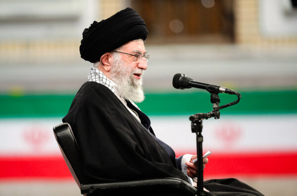 Nhà lãnh đạo Tối cao Iran Ayatollah Ali Khamenei nói trong một cuộc gặp gỡ với các quân nhân Iran ở Tehran, Iran, vào ngày 07/02/2021. (Ảnh: Văn phòng Lãnh đạo Tối cao Iran qua AP)