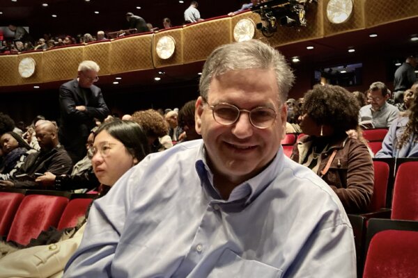 Ông David Diamond thưởng thức Nghệ thuật Biểu diễn Shen Yun tại Nhà hát David H. Koch thuộc Trung tâm Lincoln, thành phố New York hôm 13/04/2024. (Ảnh: Sally Sun/The Epoch Times)