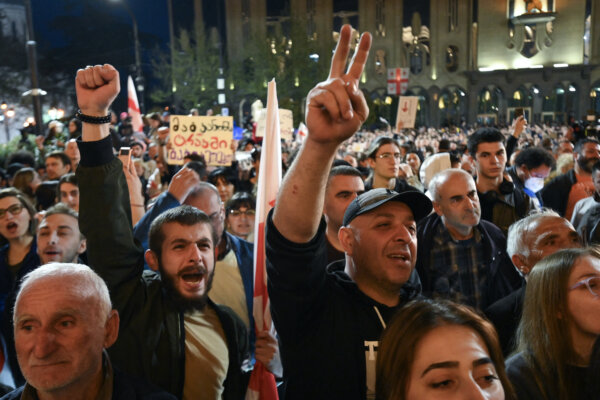 Các nhóm ủng hộ dân chủ Georgia biểu tình phản đối một dự luật về “ảnh hưởng của ngoại quốc” bên ngoài Nghị viện Georgia ở Tbilisi, Georgia, hôm 15/04/2024. (Ảnh: Vano Shlamov/AFP)