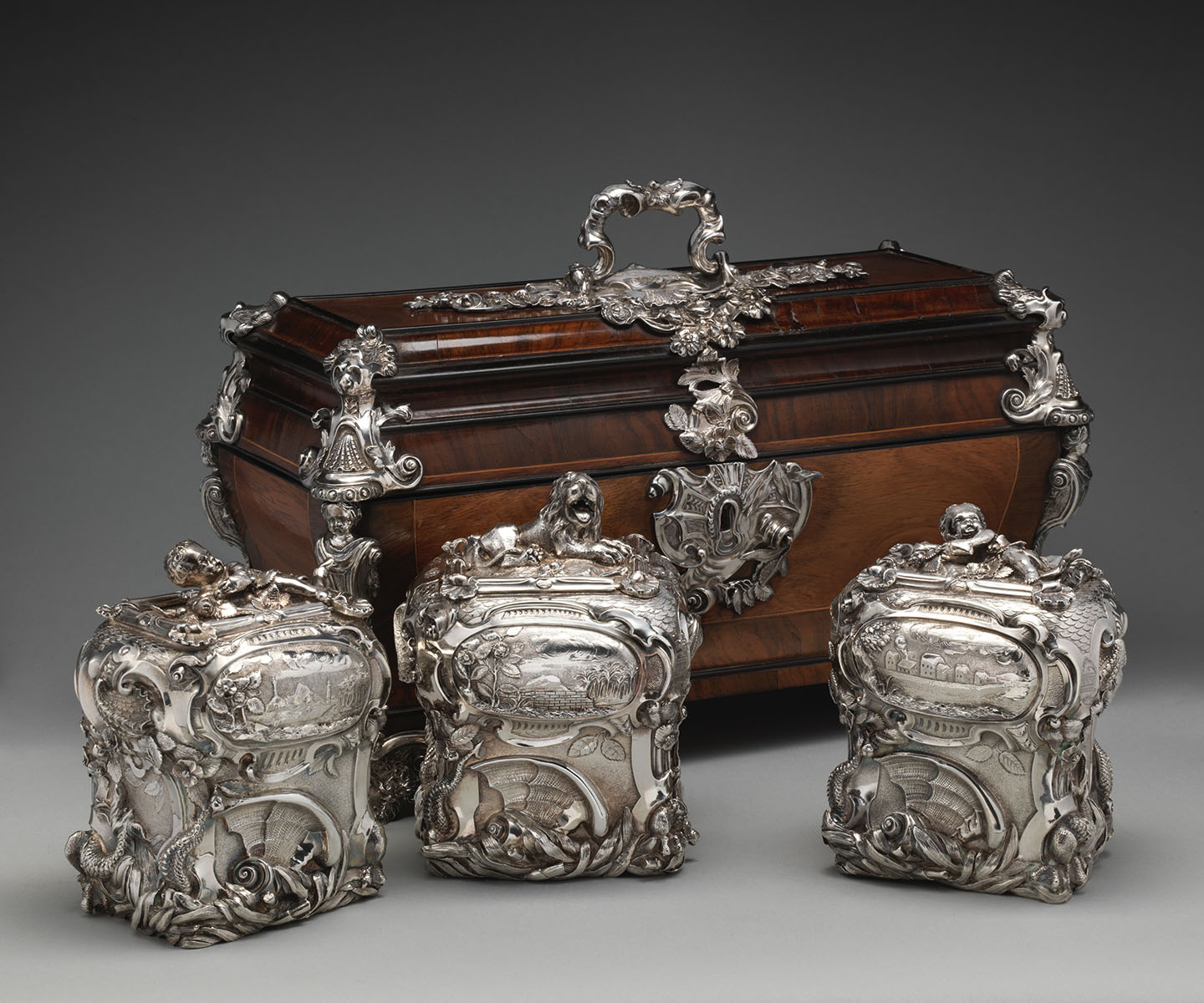 Một cặp hai hũ trà và một hũ đường trong một chiếc rương, nghệ nhân bạc Paul de Lamerie, năm 1738 và/hoặc năm 1739. Bạc; gỗ sồi, gỗ hồng (rosewood) khảm gỗ hoàng dương (boxwood) và gỗ mun (ebony), các khóa bằng bạc. Bảo tàng nghệ thuật Metropolitan, thành phố New York. (Ảnh: Tư liệu công cộng)