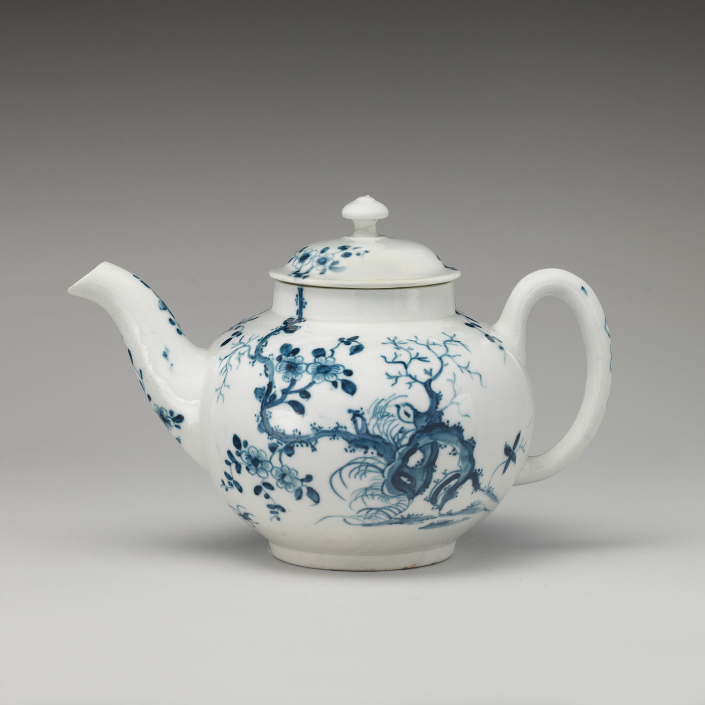 Ấm trà Anh quốc, hãng đồ sứ Worcester, khoảng năm 1770. Đồ sứ mềm có lớp men nền màu xanh lam; kích thước: 4 1/2 inch. Bảo tàng nghệ thuật Metropolitan, thành phố New York. (Ảnh: Tư liệu công cộng)