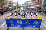 Các học viên Pháp Luân Công tham dự cuộc diễn hành kêu gọi chấm dứt cuộc đàn áp đức tin ở Trung Quốc, tại khu phố Flushing, Queens, New York, hôm 21/04/2024. (Ảnh: Larry Dye/The Epoch Times)