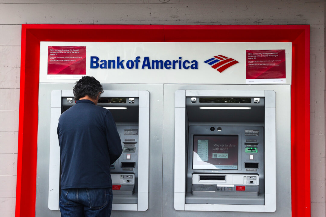 Một khách hàng sử dụng máy ATM của Bank of America tại văn phòng một chi nhánh của ngân hàng này ở San Francisco, California, ngày 14/07/2021. (Ảnh: Justin Sullivan/Getty Images)