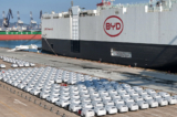 Xe điện của hãng BYD chờ được chất lên một con tàu được đóng trong nước cho mục đích xuất cảng xe hơi Trung Quốc, tại cảng Yên Đài, tỉnh Sơn Đông, miền đông Trung Quốc, vào ngày 10/01/2024. (Ảnh: STR/AFP qua Getty Images)