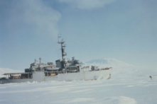 Tàu phá băng ‘USS Glacier’ (AGB-4) của Hải quân Hoa Kỳ ở McMurdo Sound, Nam Cực, trong vùng núi Erebus, khoảng năm 1960. (Ảnh: Archive Photos/Getty Images)