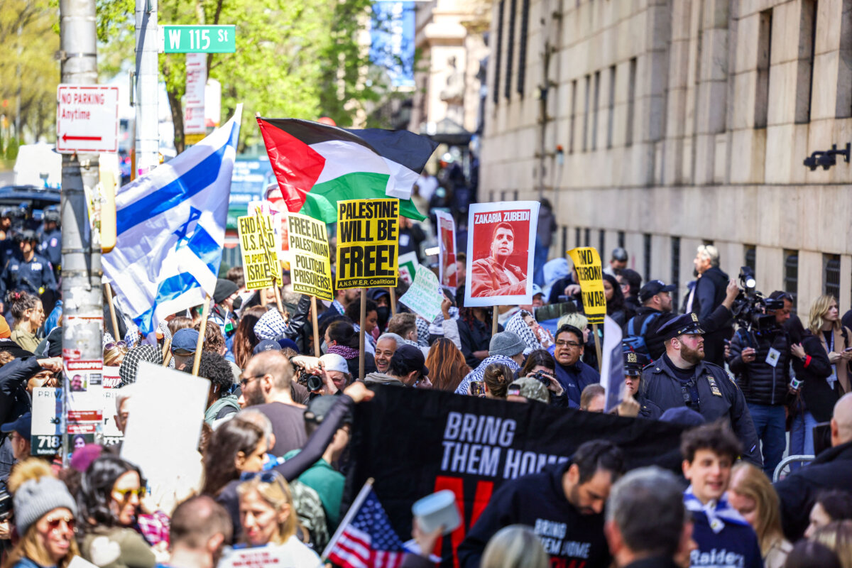 Những người biểu tình ủng hộ Palestine và ủng hộ Israel đối đầu trước lối vào Đại học Columbia ở thành phố New York, hôm 22/04/2024. (Ảnh: Charly Triballeau/AFP qua Getty Images)