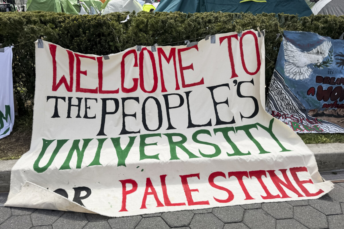 Sinh viên Đại học Columbia phản đối cuộc xung đột Israel-Gaza, tại Đại học Columbia ở thành phố New York, hôm 27/04/2024. (Ảnh: Emel Akan/The Epoch Times)